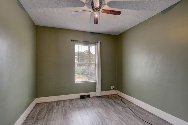 Building Photo - Charming and Spacious Home!