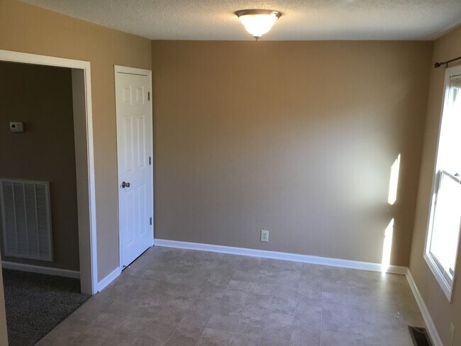 Building Photo - 3 Bedroom Home For Rent in Sango Area!
