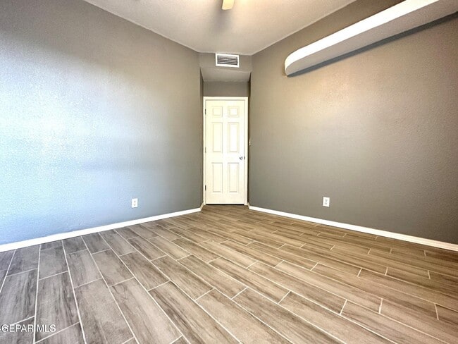 Building Photo - 421 Valle del Mar Dr