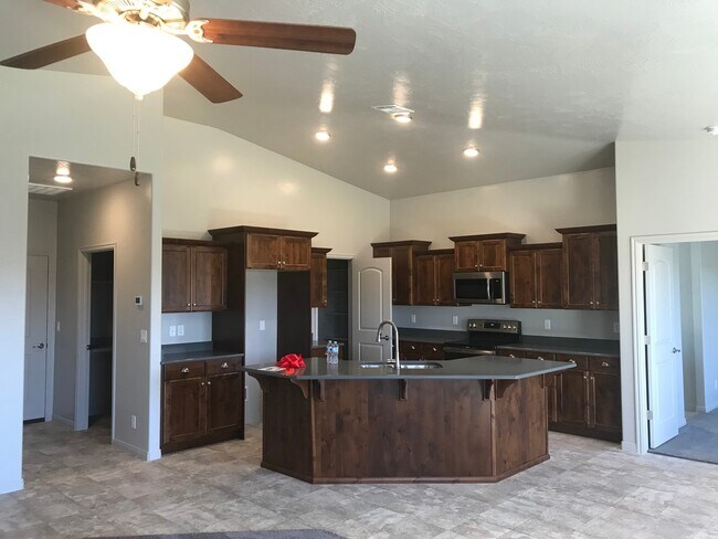 Building Photo - Beautiful Like New 4 bedroom home in Washington Fields!