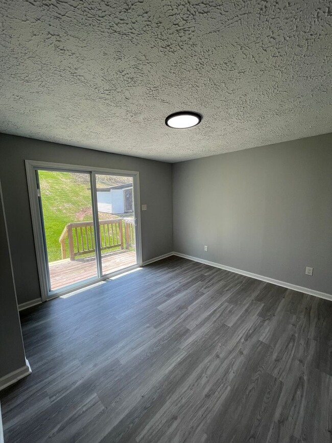 Building Photo - Freshly Renovated 3 Bedroom Ranch with Mod...