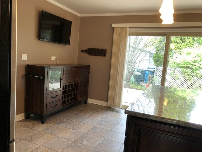 Building Photo - 1126 Parkview Dr