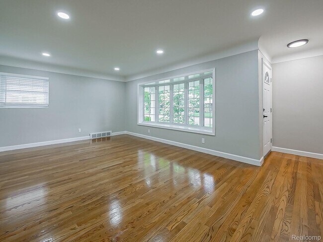 Building Photo - $2300 3 bed 2 bath bungalow