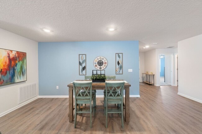Building Photo - Gorgeous and Spacious 5/3 Home with Commun...