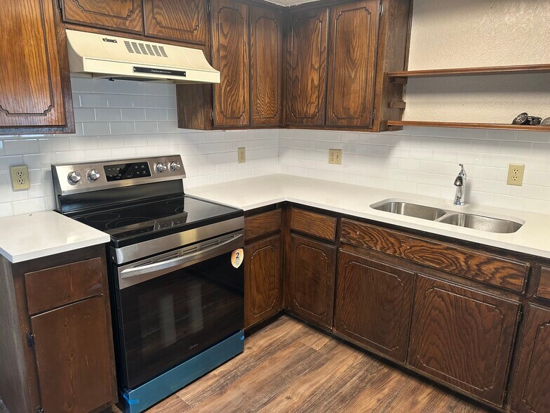 Kitchen with - 6107 Gaelic Glen Dr