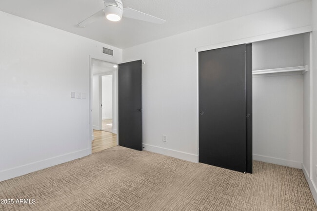 Building Photo - 2166 E Greenway Dr