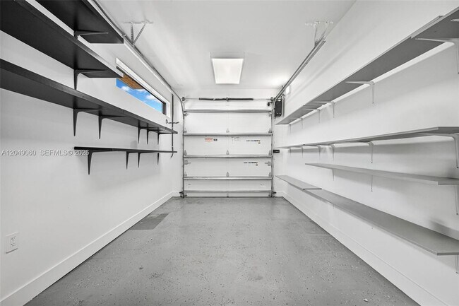 Building Photo - 8871 SW 28th St