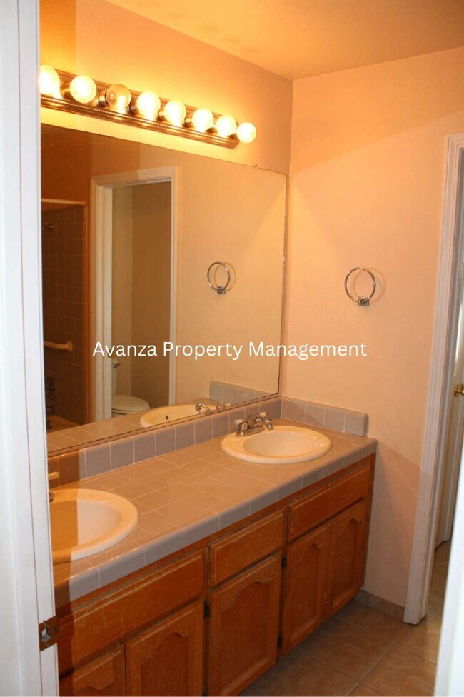 Building Photo - 4 Bedroom/2 Bath Home in Clovis  (Herndon and Armstrong)