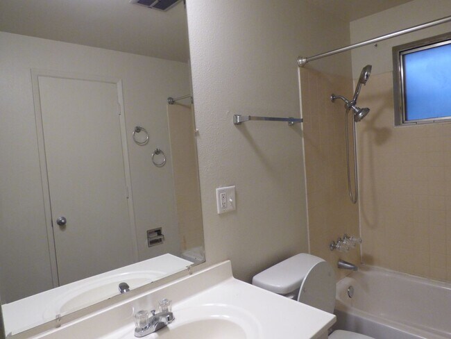 Building Photo - 3 bed 1 bath House