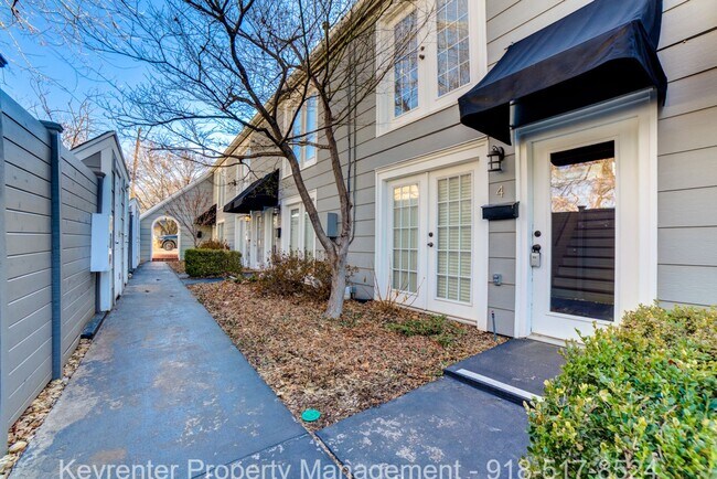 Building Photo - 2 Bed 2.5 Bath Right off Cherry Street!!