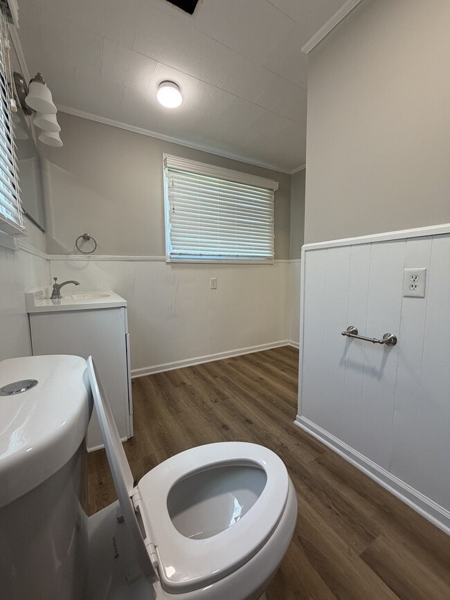 Building Photo - 140 Dillon St