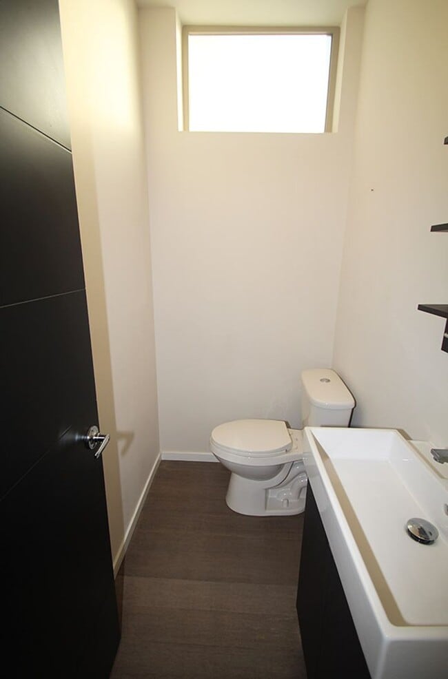 Building Photo - LUXURY BALLARD TOWNHOME W HIGH END FINISHE...