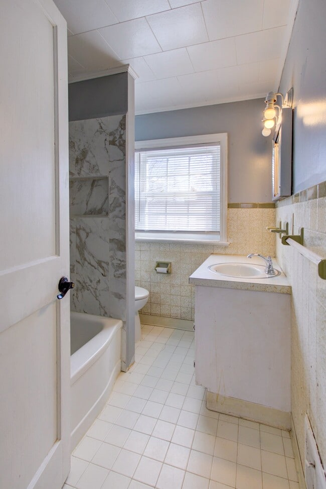 Building Photo - 824 Wabank St