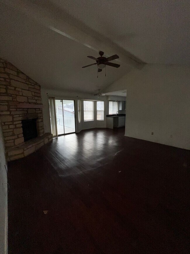 Building Photo - Great 3 bedroom, 2 bath available early April