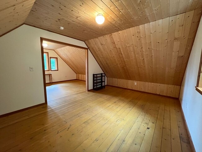 Building Photo - Cute, dog friendly cabin in Goldstream