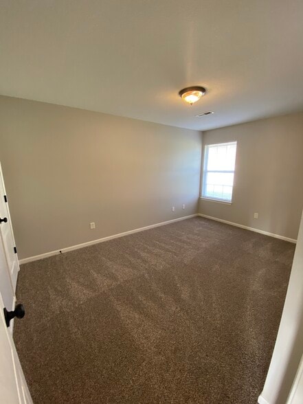 Building Photo - 220 SW Chartwell Cir