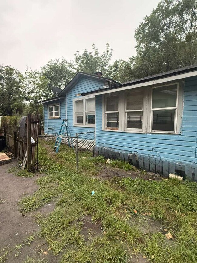 Building Photo - Fully Renovated 2/1-Single Family,  Available for Immediate Rent!