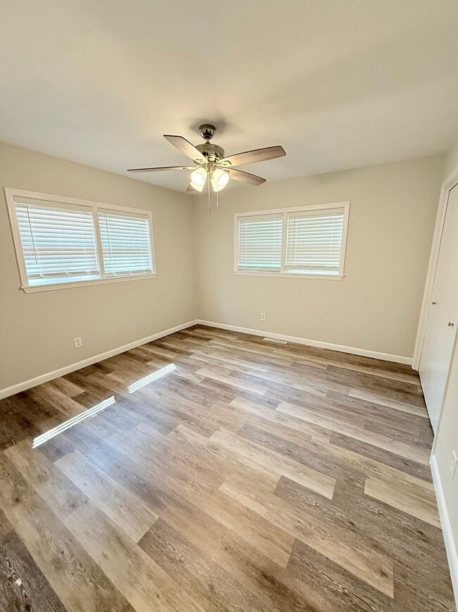 Building Photo - Ultra Open Floor Plan - Lots of New - Walk...