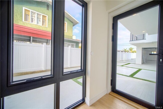 Building Photo - 616 N Mariposa Ave