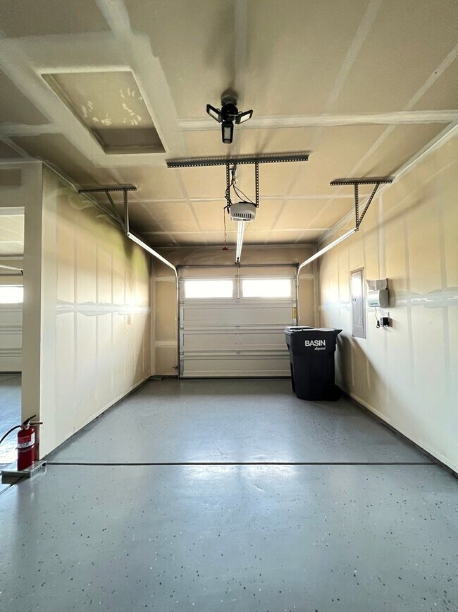 Building Photo - West Richland Home On 0.32 Acres
