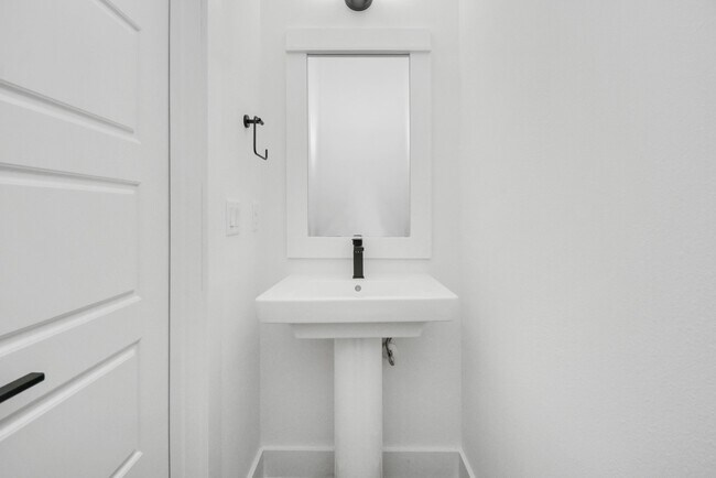 Building Photo - 778 W Tidwell Rd