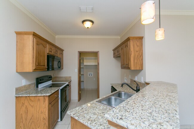 Building Photo - 16100 Rolling Meadows Dr