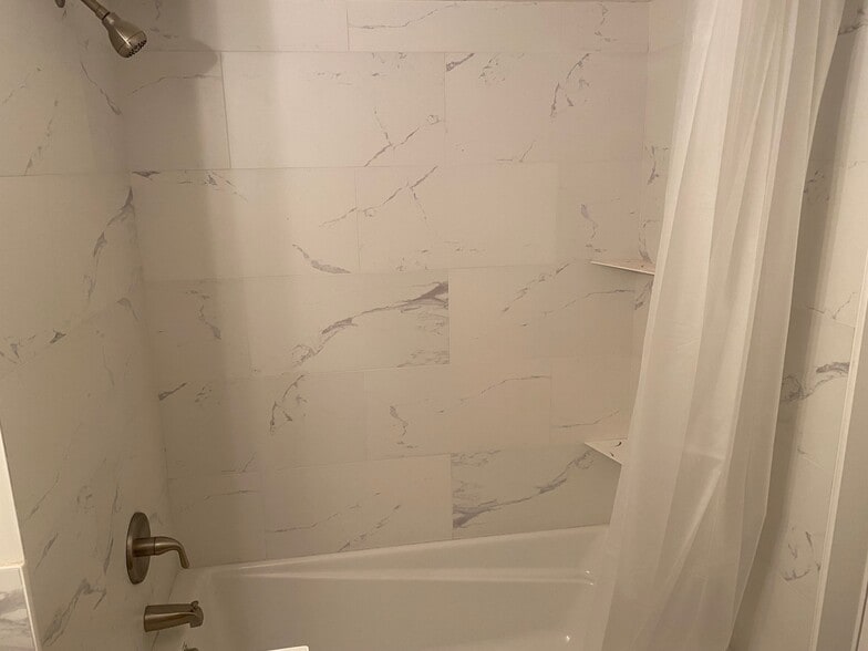 Shower/tub - 336 NE 53rd St