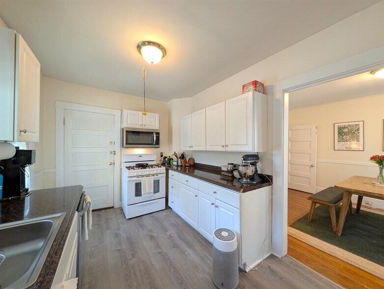 Building Photo - 8 Sanborn Ave