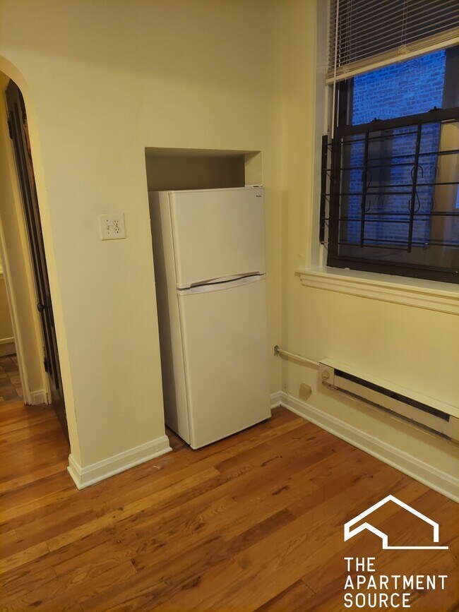 Building Photo - 4409 N Wolcott Ave