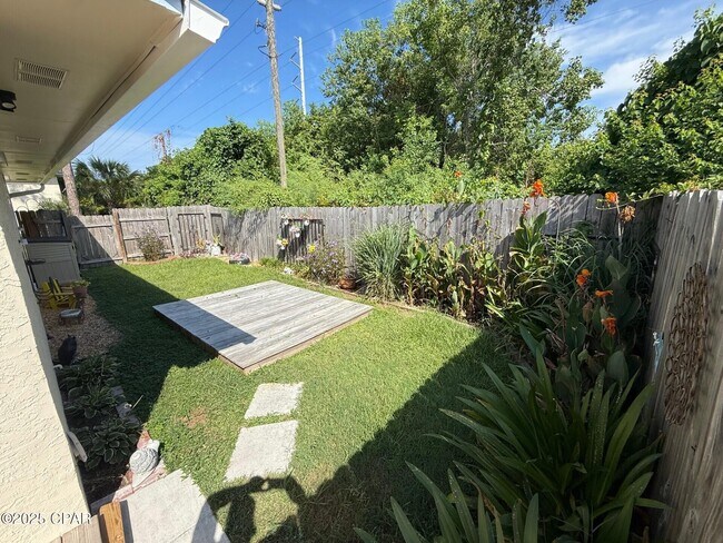 Building Photo - 10804 Hale Ave