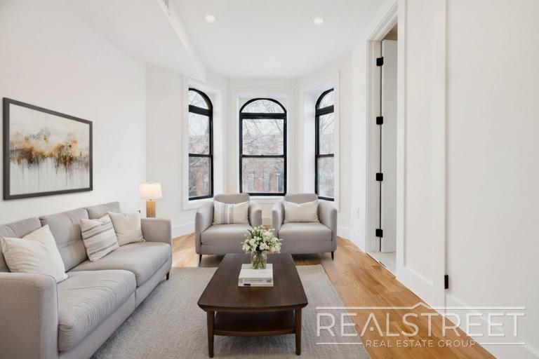 Building Photo - 3BR / 2BA with In-Unit Washer & Dryer