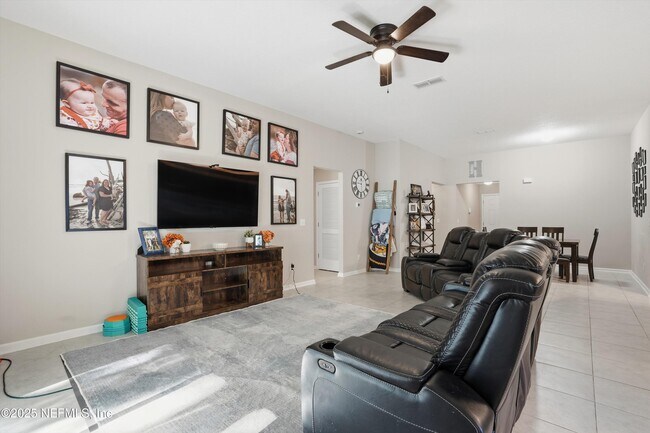 Building Photo - 12581 Creekside Mnr Dr