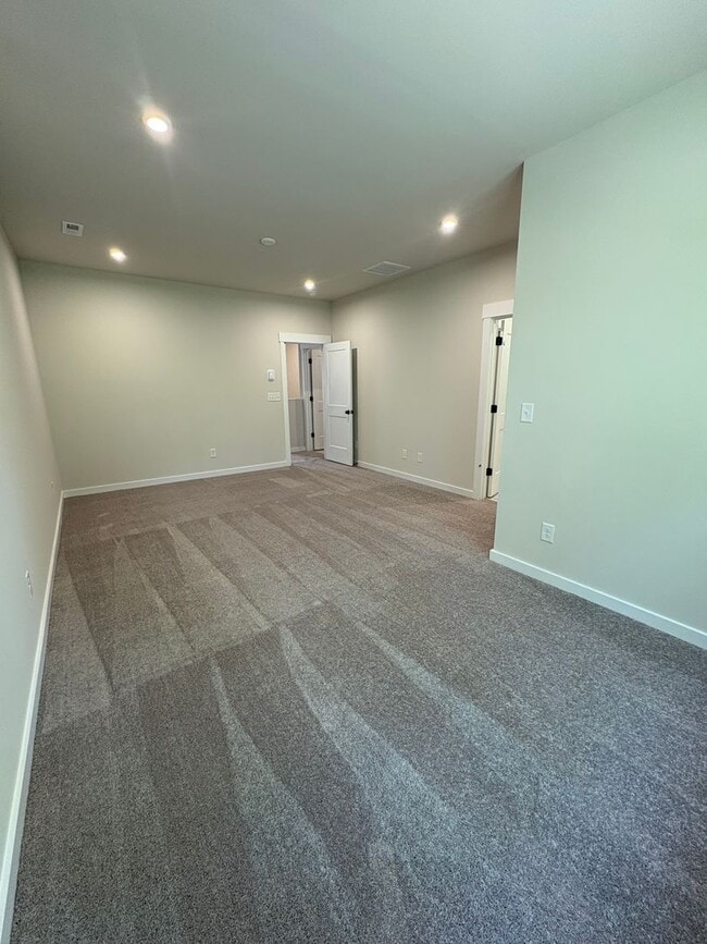 Building Photo - Beautiful End Unit Townhome in Griffith Lakes