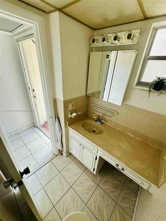 Building Photo - 215 SE 3rd Ave