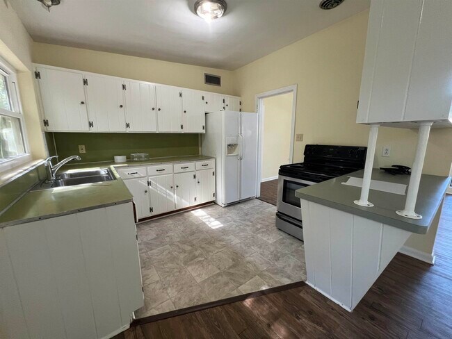 Building Photo - 2002 Chowkeebin Nene