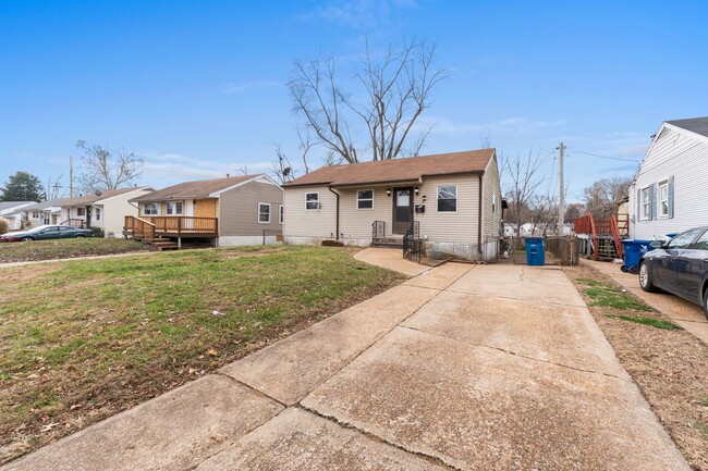 Building Photo - Accepting Section 8! Comfortable 3 bedroom...