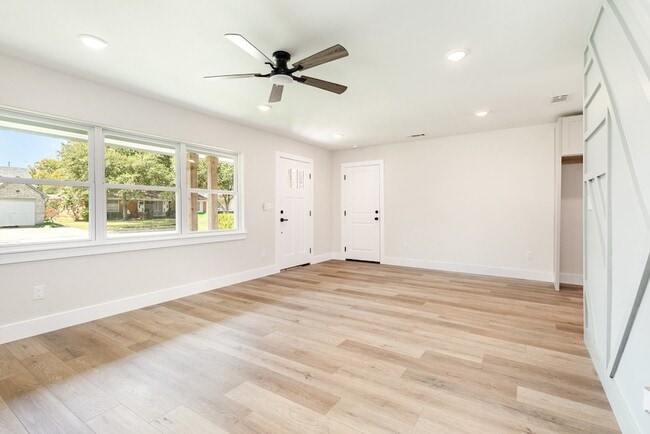 Building Photo - 13520 Glenside Dr