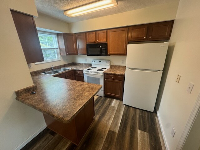 Building Photo - Two Bedroom Townhome