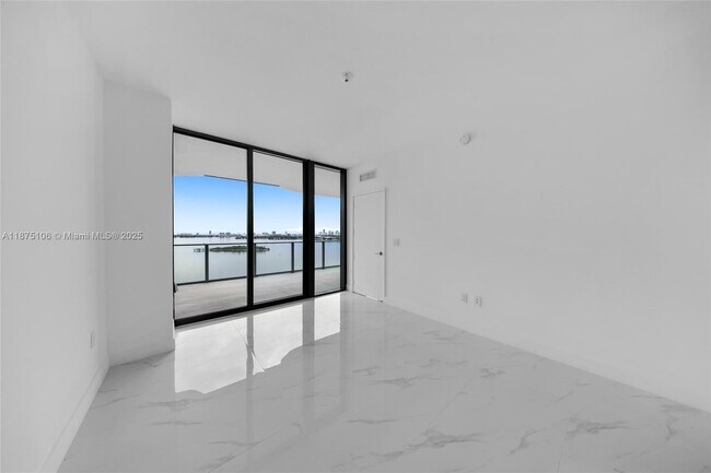 Building Photo - 700 NE 24th St