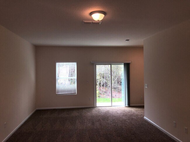 Building Photo - 3 bedroom 2.5 bath Townhome with 1 car garage