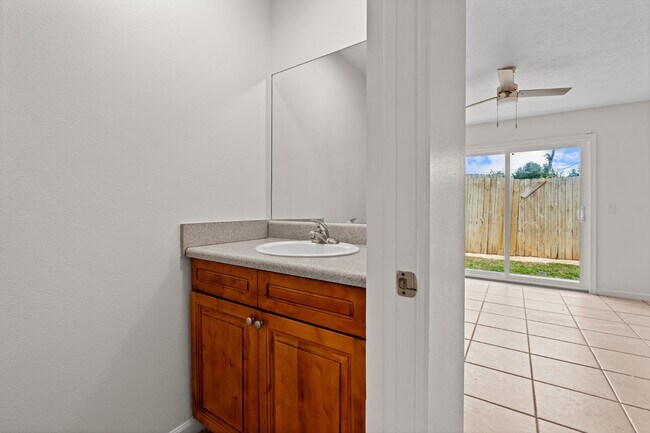 Building Photo - 5115 E 11th St