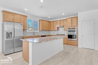 Building Photo - Bright & Airy 4 Bdm 2Ba in Quiet Neighborh...