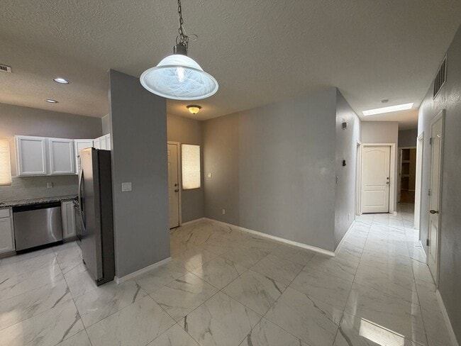 Building Photo - Beautiful Luxury Single Story Town Home Available Near Coors Blvd NW & Dellyne Ave NW!