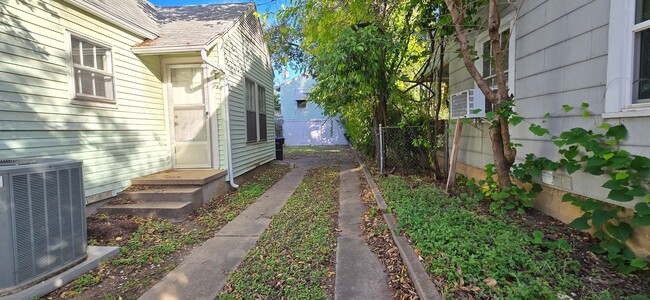 Building Photo - Updated 1940s Home with Time Period Charm