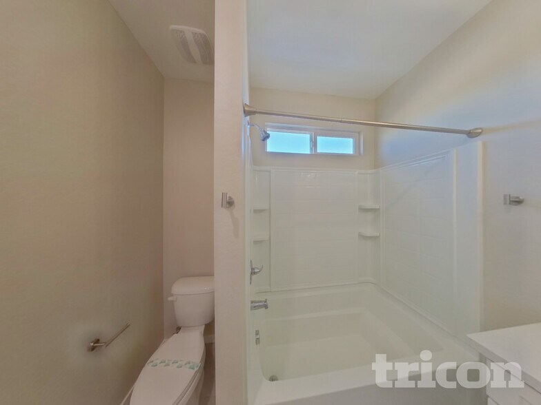 Building Photo - 1349 N Parkcrest