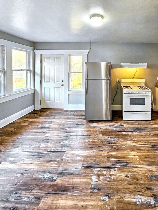 Building Photo - Spacious 3-Bedroom 1 Bathroom Apartment Ne...