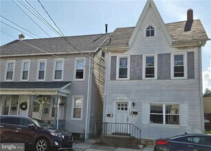 Building Photo - 632 Linden St