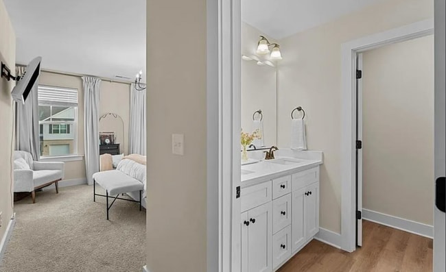 Building Photo - Like new modern maintenance free 3 bedroom 2.5 bath townhouse in Greensboro. Lawn care included.