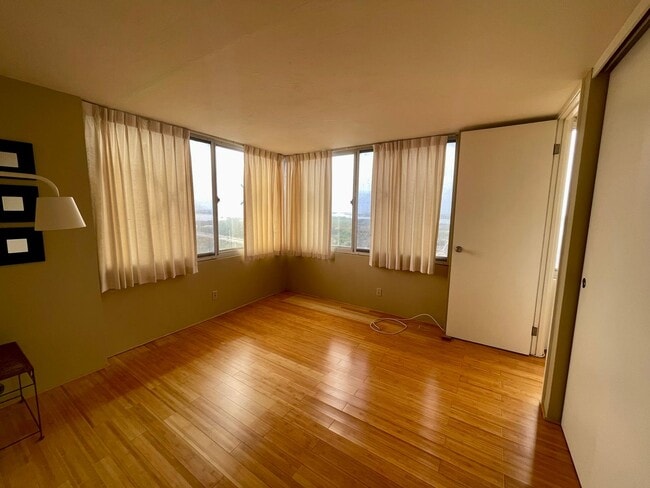 Building Photo - 1 Bedroom/1Bathroom/1Parking Unit Available Soon in Century Park Plaza!