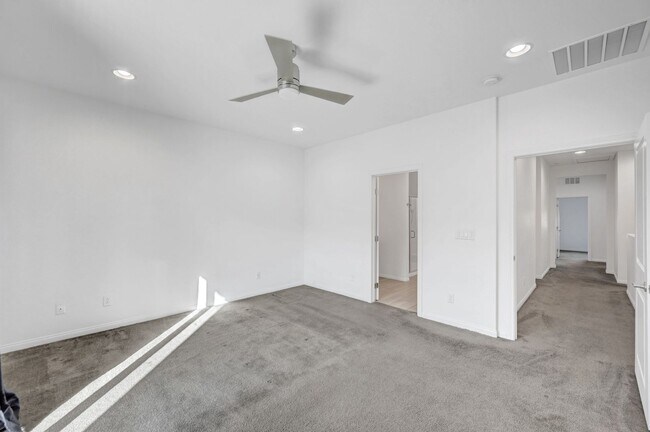 Building Photo - 3 Bedroom 2.5 Bath Townhome in Tuscany!